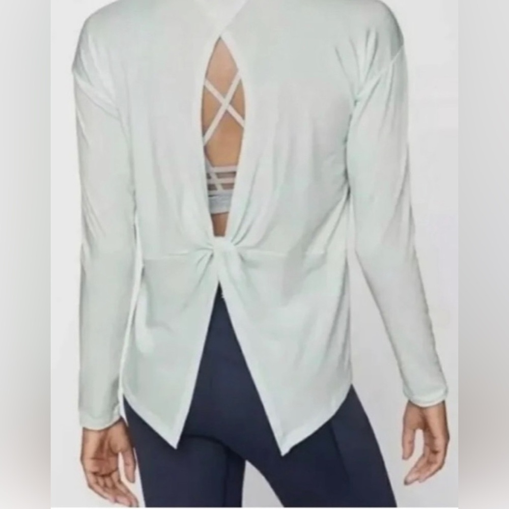 NWOT - Athleta Essence long sleeve Top
